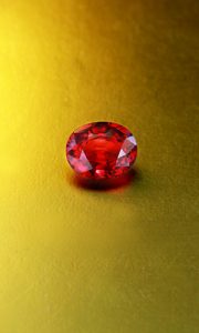 After choosing the color, the second stepfor selecting a ruby is its brightness.